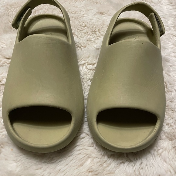 Kids Yeezys - Picture 7 of 9